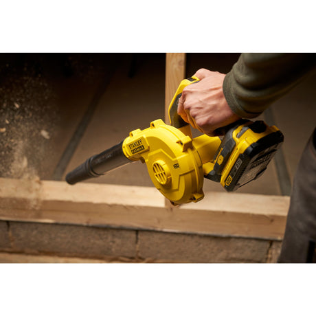 Souffleur électrique Stanley, outillage, couleur jaune, utilisé pour nettoyer des copeaux de bois.