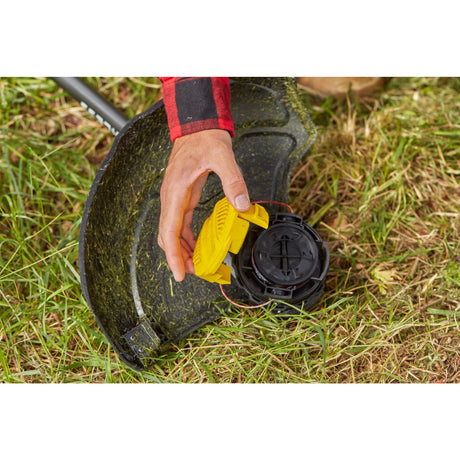 Tête de débroussailleuse Stanley, accessoire jaune et noir, outil de jardinage sur herbe