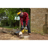 Homme utilisant une tronçonneuse Stanley jaune pour couper du bois en extérieur