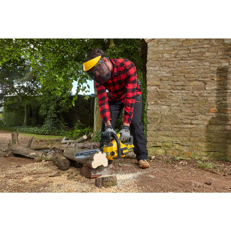 Homme utilisant une tronçonneuse Stanley jaune pour couper du bois en extérieur