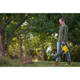 Souffleur de feuilles jaune Karcher utilisé dans un jardin, couleur noire et jaune.