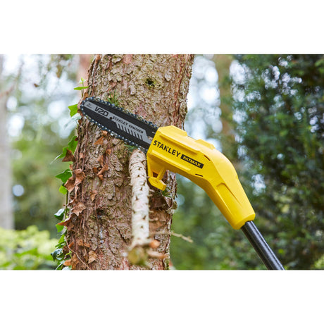 Tronçonneuse élagueuse Stanley Fatmax jaune utilisée pour couper une branche d’arbre