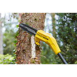 Élagueuse jaune Stanley Fatmax, tronçonneuse sur perche utilisée pour couper une branche d’arbre