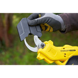Outil coupe-tube Stanley Fatmax jaune avec protection noire, utilisé en plomberie
