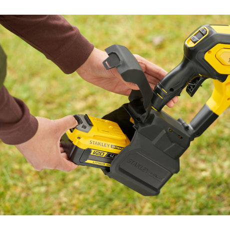 Batterie jaune Stanley Fatmax 18V pour outil électroportatif, insérée dans un appareil.
