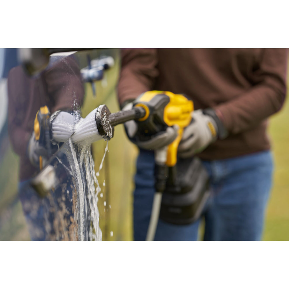 Nettoyeur portable Dewalt, outil de lavage jaune et noir avec brosse, utilisé sur voiture