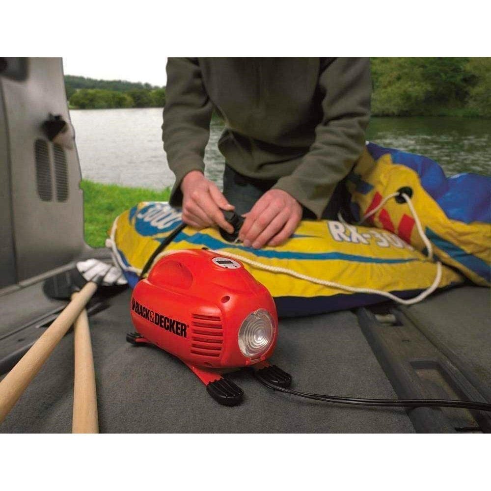 Gonfleur électrique Black+Decker rouge pour bateau gonflable, utilisé en extérieur
