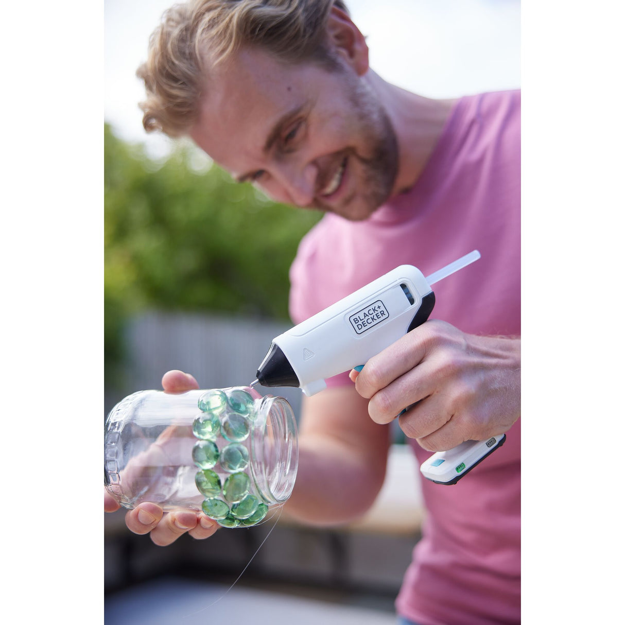 Pistolet à colle blanc Black+Decker, outil électrique utilisé pour coller, couleur blanche.