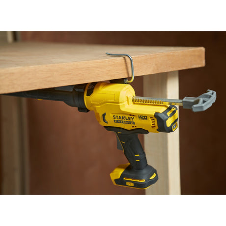 Visseuse sans fil jaune Stanley, outillage électroportatif, en cours d'utilisation