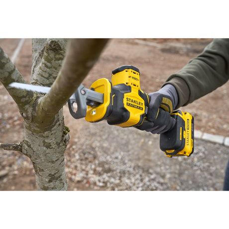 Scie sabre Stanley Fatmax, outil électroportatif jaune et noir utilisé pour couper une branche.