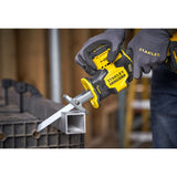 Scie sabre Stanley FATMAX jaune et noire, outil électroportatif en action sur métal.