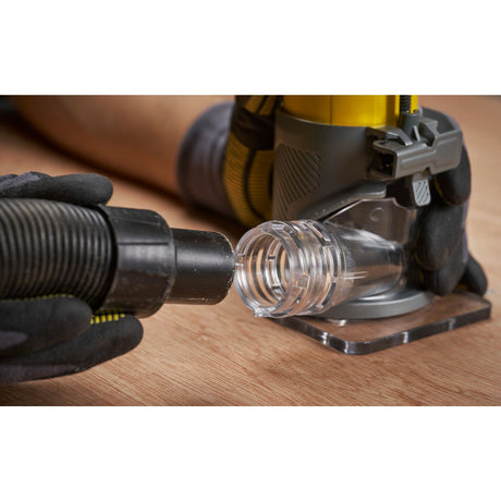 Défonceuse DeWalt jaune et noire, outil électroportatif, raccord transparent, utilisation sur bois