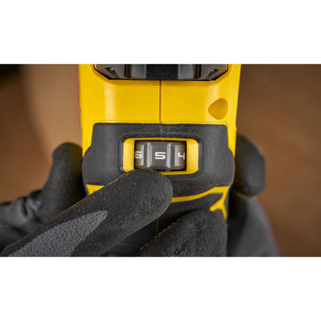 Perceuse sans fil DeWalt jaune, bouton de réglage visible, couleur jaune et noir.