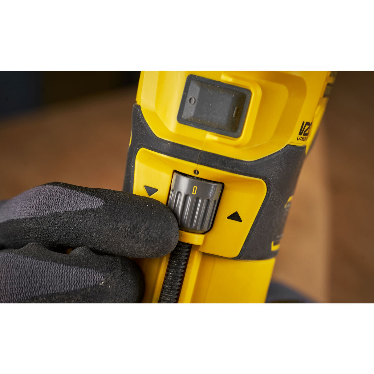 Perceuse DeWalt jaune, électroportatif, gros plan sur le réglage de vitesse.