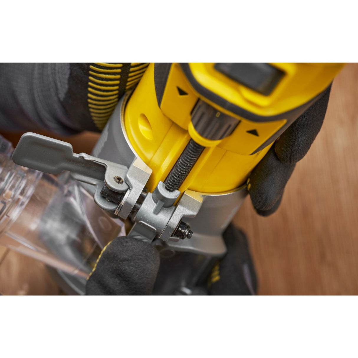 Défonceuse électrique DeWalt, outil électroportatif jaune et gris, gros plan d’utilisation