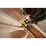 ponceuse électrique Dewalt, outil électroportatif jaune, en action sur bois