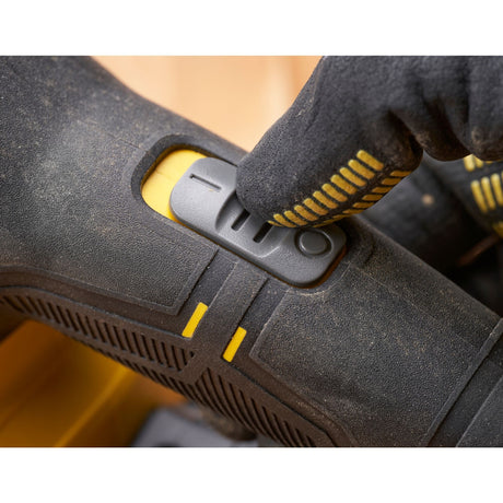 Bouton de réglage sur scie sauteuse DeWalt, outil électroportatif noir et jaune