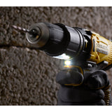 Perceuse visseuse Stanley FATMAX noire et jaune en action contre un mur, outil électroportatif
