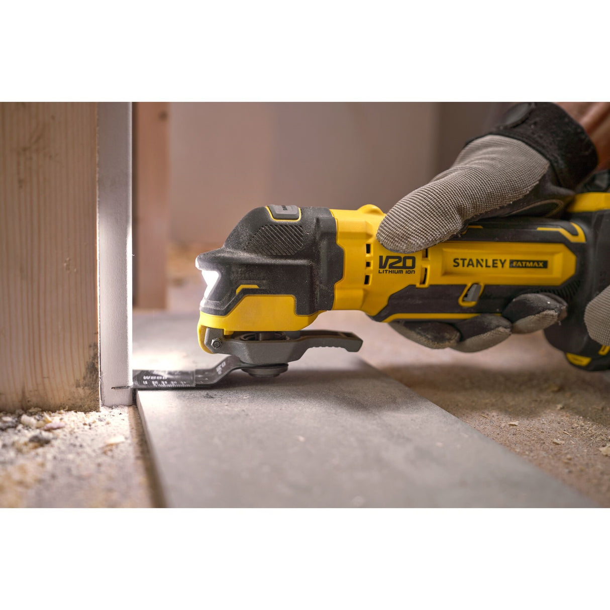 Outil multifonction Stanley Fatmax, électroportatif, couleur jaune et noir, en action sur sol.
