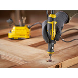 Outil multifonction Stanley, type ponceuse rotative, couleur jaune et noir, utilisé sur bois