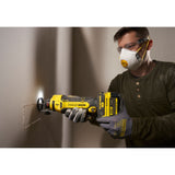Outil multifonction Stanley, type sans-fil, couleur jaune et noir, en action sur placo.
