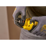 Perceuse visseuse DeWalt, outil électroportatif jaune, prise en main avec gants.