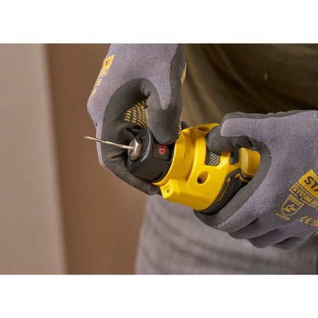 Perceuse visseuse DeWalt, outil électroportatif jaune, prise en main avec gants.