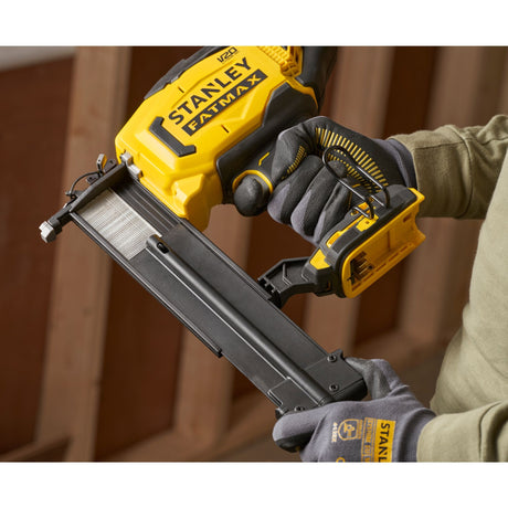 Cloueur électrique Stanley Fatmax, outil jaune et noir, utilisé en chantier
