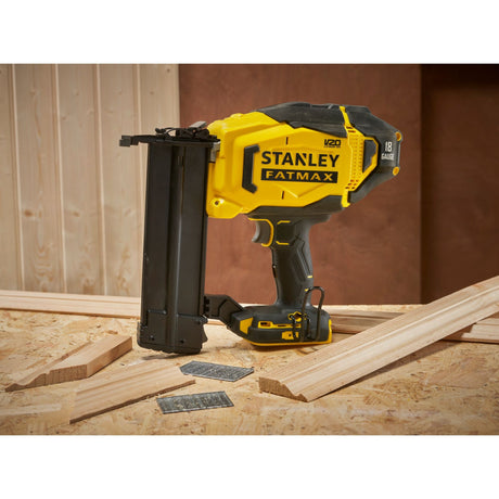 Cloueur sans fil jaune Stanley Fatmax, outil électroportatif de menuiserie, sur établi.