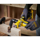 Ponceuse à bande STANLEY jaune utilisée sur du bois, outil électroportatif de bricolage