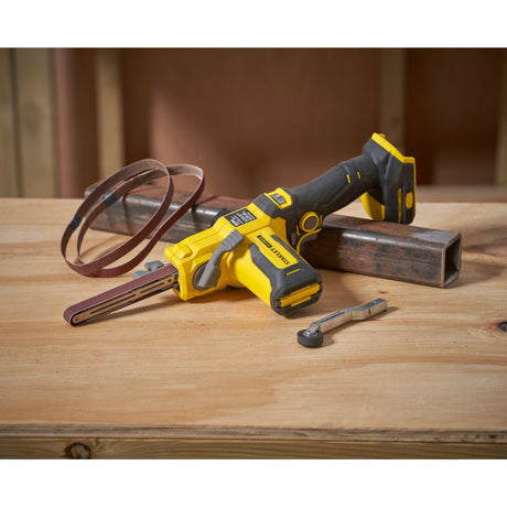 Ponceuse à bande sans fil jaune Stanley, outil électroportatif de couleur jaune et noire.