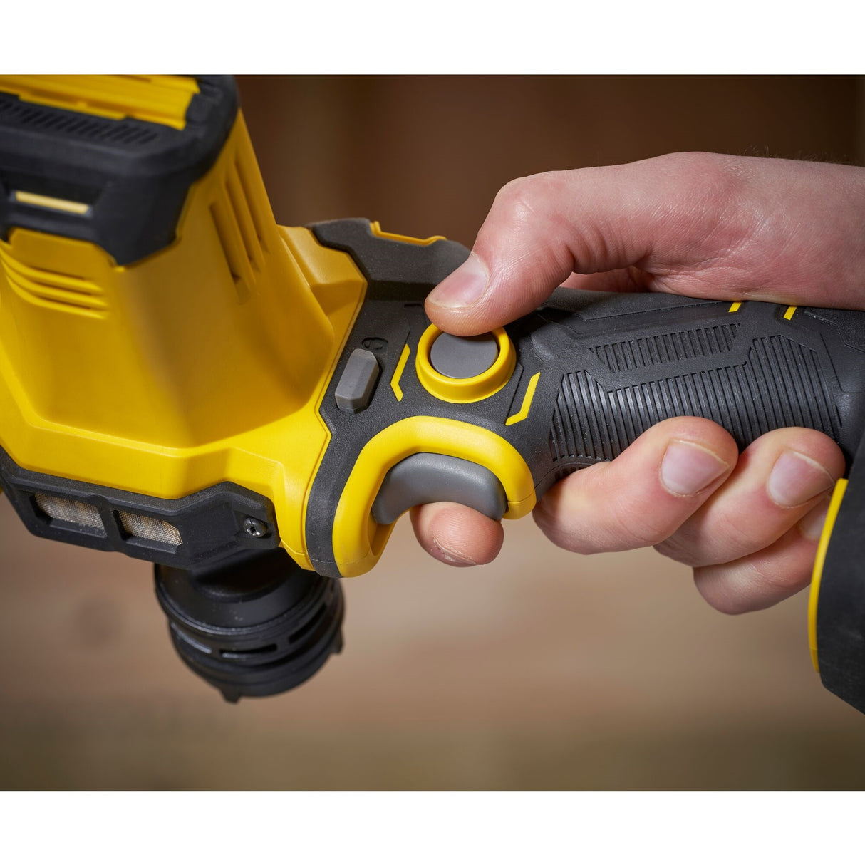 Perceuse-visseuse Stanley, jaune et noir, gros plan sur la poignée ergonomique
