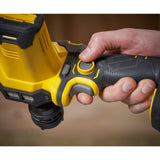 Perceuse-visseuse Stanley, jaune et noir, gros plan sur la poignée ergonomique