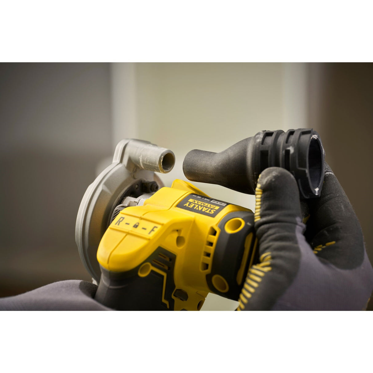 Meuleuse d'angle Stanley, outillage électroportatif jaune et noir, fixation d'accessoire