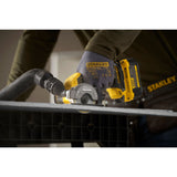 Scie circulaire sans fil Stanley Fatmax jaune et noire, en action sur une plaque.