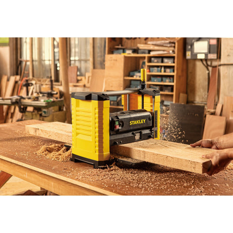 Raboteuse électrique Stanley jaune utilisée pour le bois, outil électroportatif atelier