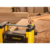 Raboteuse électrique Stanley, outillage jaune et noir en atelier de menuiserie