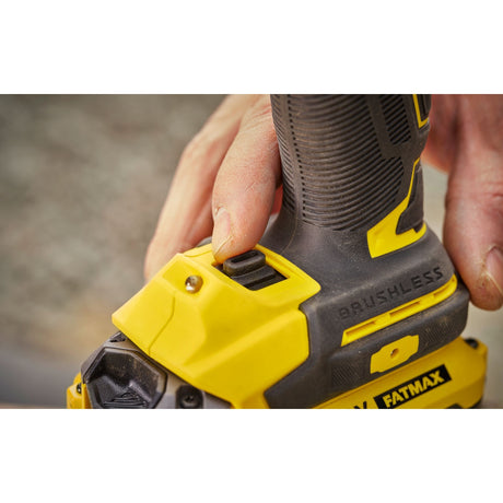 Perceuse visseuse Stanley Fatmax, couleur jaune et noire, gros plan sur la poignée.