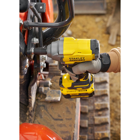 Visseuse à choc Stanley FATMAX jaune, outil électroportatif utilisé en chantier