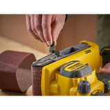 Ponceuse à bande Stanley, outil électrique jaune, utilisée pour le ponçage bois.