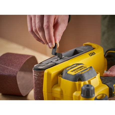 Ponceuse à bande Stanley, outil électrique jaune, utilisée pour le ponçage bois.