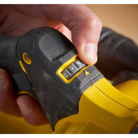 Dewalt, rabot électrique, jaune et noir, bouton de réglage de vitesse en gros plan