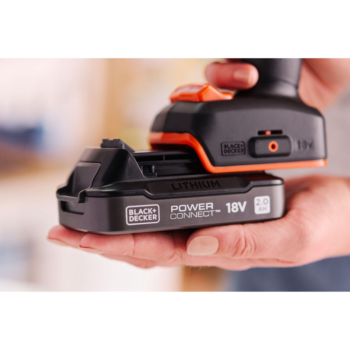 Perceuse visseuse BLACK+DECKER à percussion 18V sans balais avec 2 batteries 2Ah, en mallette, design éco-responsable