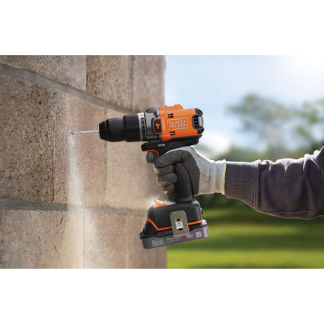 Perceuse-visseuse à percussion BLACK+DECKER 18V sans balais avec 2 batteries 2Ah en mallette, outil électrique robuste.
