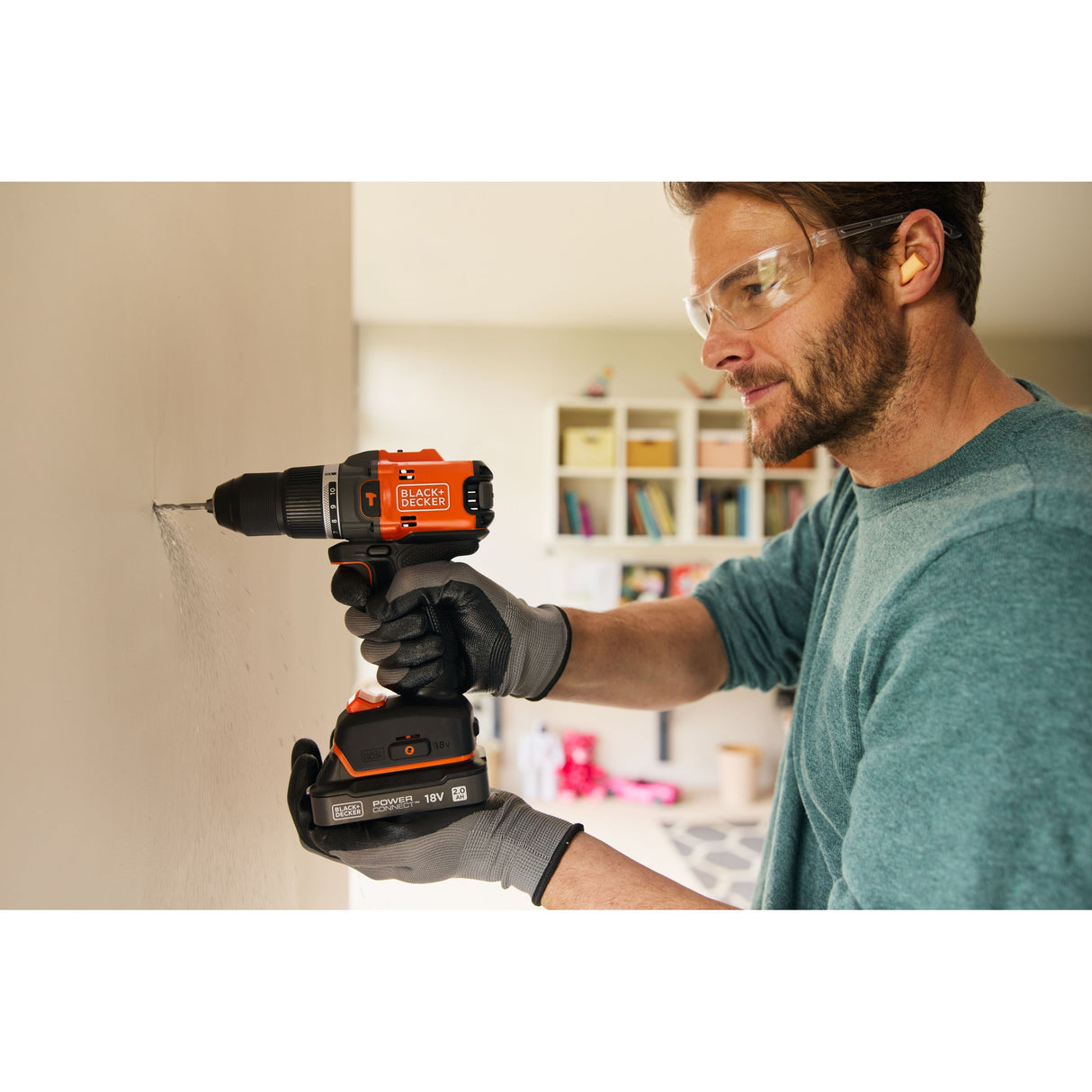 Perceuse visseuse à percussion BLACK+DECKER 18V sans balai avec 2 batteries 2Ah, en mallette, écologique et puissante.