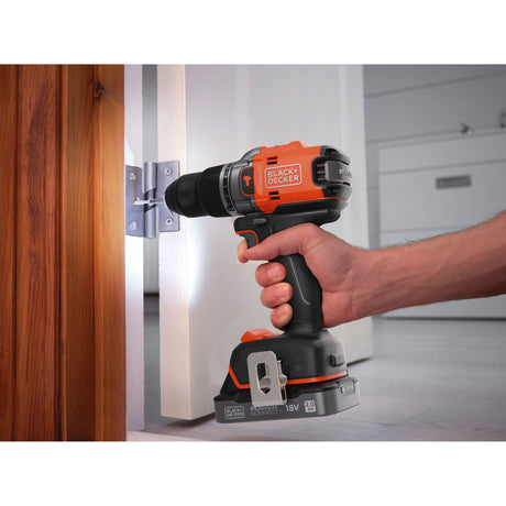 Perceuse visseuse à percussion BLACK+DECKER 18V sans fil, mallette, deux batteries 2Ah, moteur brushless, éco-responsable.