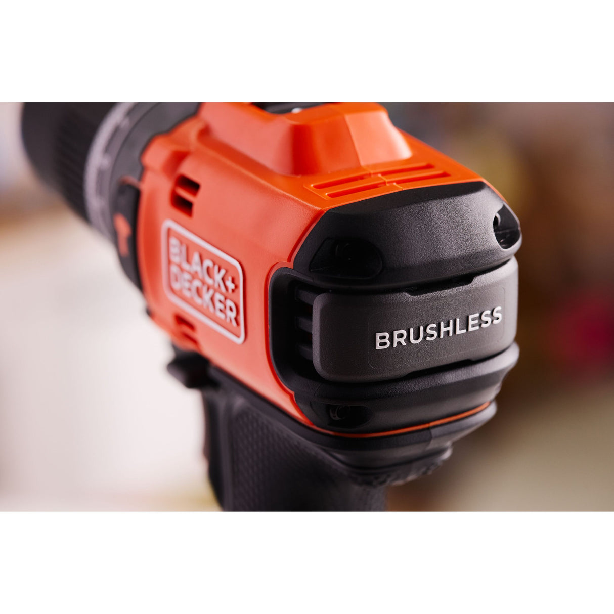 Perceuse visseuse à percussion BLACK+DECKER 18V brushless, sans batterie, outil électrique éco-responsable pour bricolage.