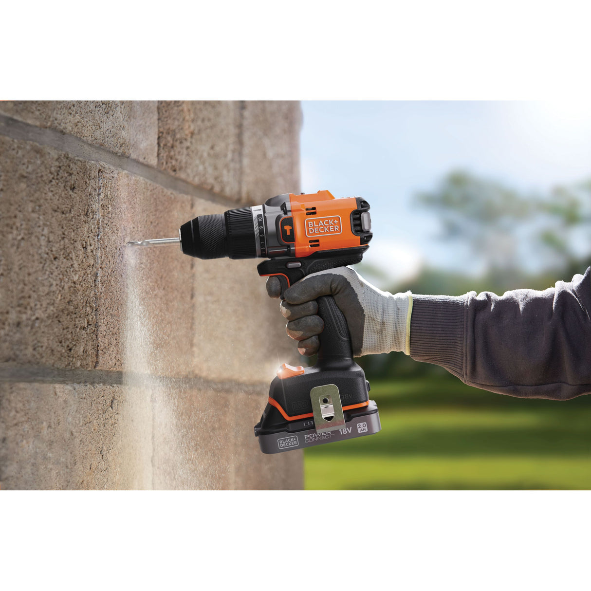 Perceuse visseuse à percussion BLACK+DECKER 18V sans batterie, design compact et moteur brushless éco-responsable.