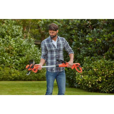 Coupe-bordure électrique filaire BLACK+DECKER 550W avec lame de 30 cm et rallonge de 10 m, outil de jardinage pratique.