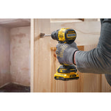 Perceuse visseuse sans fil Stanley, couleur jaune et noire, utilisée sur du bois